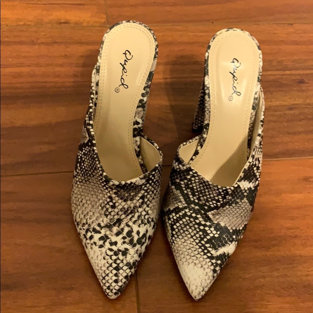Closed print mules no box